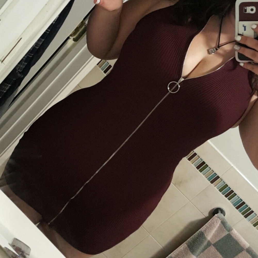 Burgundy bodycon mini zip dress